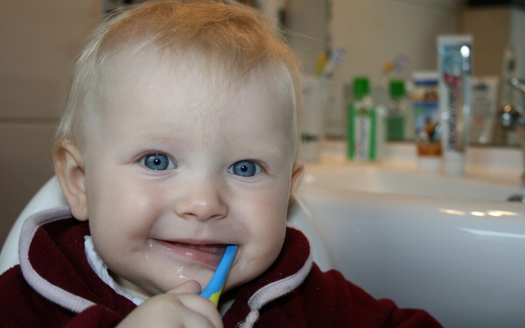 ¿Cuándo debo cepillarle los dientes a mi bebé?